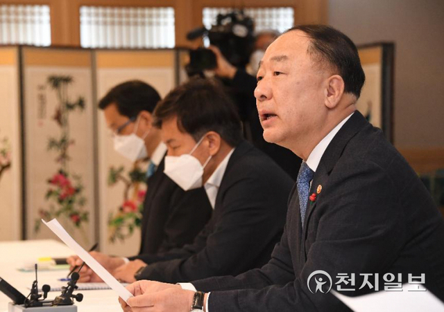 홍남기 경제부총리 겸 기획재정부 장관이 19일 오전 서울 종로구 정부서울청사에서 열린 제37차 부동산시장 점검 관계장관회의에 참석해 발언하고 있다. (제공: 기획재정부) ⓒ천지일보 2022.1.19