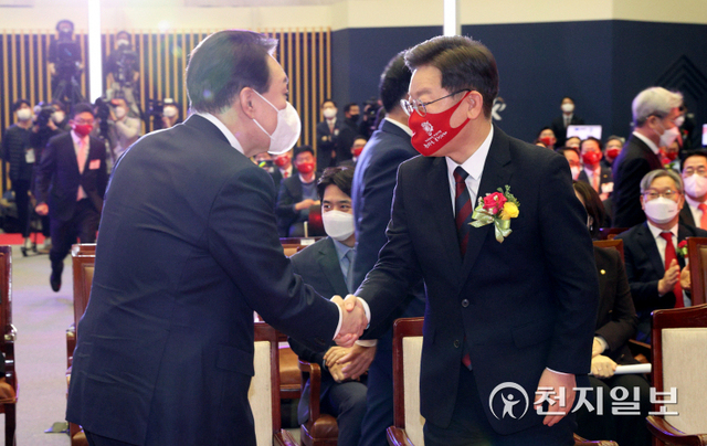 [천지일보=박준성 기자] 더불어민주당 이재명 대선후보와 국민의힘 윤석열 대선후보가 3일 서울 영등포구 한국거래소에서 열린 2022년 증권·파생상품시장 개장식에 참석해 인사를 나누고 있다. ⓒ천지일보 2022.1.3