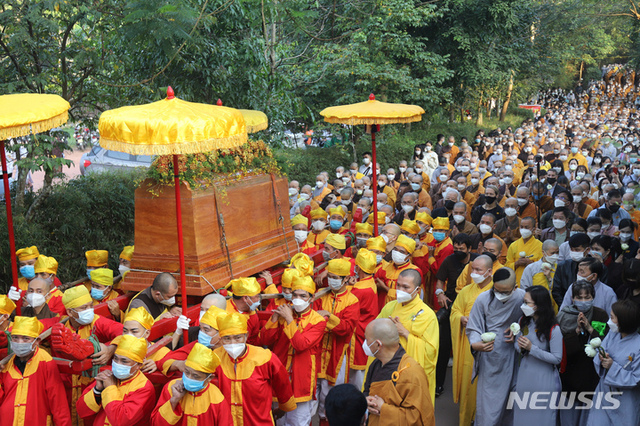 29일 거행된 틱낫한 스님의 마지막 장례 절차에 수천명의 승려들이 운집했다. (출처:AP/뉴시스)