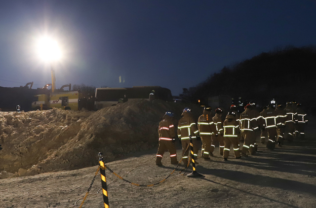 [양주=뉴시스] 조수정 기자 = 중대재해처벌법 시행 이틀째인 29일 경기 양주시 은현면 도하리 삼표산업 양주사업소 석재채취장에서 발생한 토사 붕괴사고 현장에서 소방 구조대원 등이 실종자를 찾기 위해 야간 수색을 하고 있다. 이날 오전 10시 8분께 골재채취 작업 중 토사가 무너져내리며 작업자 3명이 매몰됐고 그 중 두명을 구조했으나 사망했다. (사진=경기북부소방재난본부 제공) 2022.01.29.