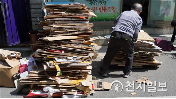인천시가 지역 재활용 수집 노인·장애인의 실질적 지원정책 마련을 위해 실태 조사를 했다. 사진은 인천계양노인인력개발센터 재활용품 수집 노인일자리 ‘희망손수레사업’에 참여하고 있는 한 노인이 폐상자를 정리하고 있다. (제공: 인천시청) ⓒ천지일보 2021.6.24