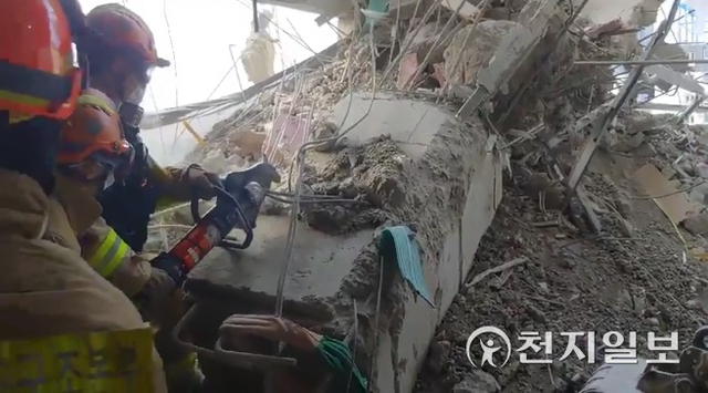 [천지일보=양효선 기자] 광주 서구 화정동 현대산업개발 신축 아파트 붕괴 사고 14일째인 24일 소방대원들이 건물 내 22층에서 유압절단기를 이용해 잔해물을 제거하고 있다. (제공: 소방청)