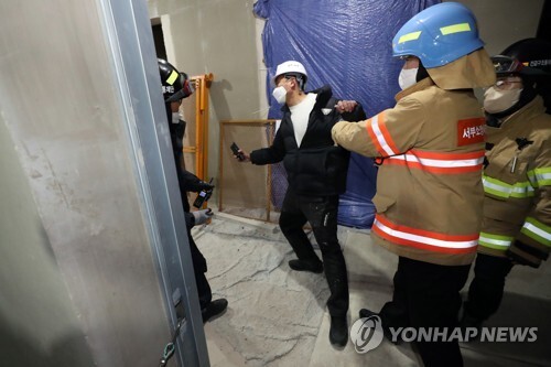 29일 오후 광주 서구 화정아이파크 붕괴사고 현장에서 피해자 가족협의회 관계자가 직접 매몰자 구조와 실종자 수색을 하겠다며 아파트 내부로 들어오자 소방당국 관계자가 밖으로 끌어내기 위해 팔을 잡아당기고 있다. 가족협의회는 이날 오후 5시께 24층 천장 부분 균열이 위험하다는 국토안전관리원 판단에 따라 구조·수색 작업이 일시 중단되자 직접 가족을 구하겠다며 사고 현장 내부로 들어갔다. (출처: 연합뉴스)