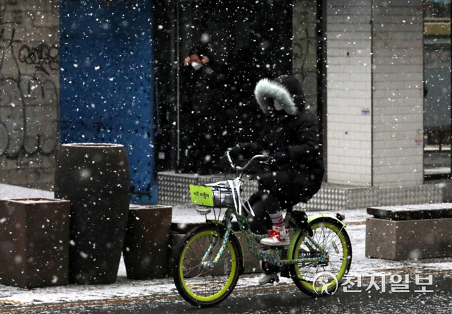 [천지일보=남승우 기자] 대설주의보가 발효된 19일 오전 서울 서대문구 신촌 거리에서 한 시민이 눈을 맞으며 자전거를 타고 있다. ⓒ천지일보 2022.1.19