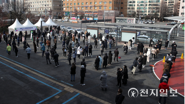 [천지일보=박준성 기자] 코로나19 오미크론 확산으로 사흘째 국내 신규 확진자 수가 1만 7천명대를 유지한 31일 오후 서울 서초구 강남고속터미널역에 설치된 임시선별검사소에서 피검자들이 줄을 서 있다. 이날 질병관리청 중앙방역대책본부(방대본)는 1월 4주차(23~29일)의 국내 오미크론 변이 검출률이 80%로 나타났다고 밝혔다. ⓒ천지일보 2022.1.31