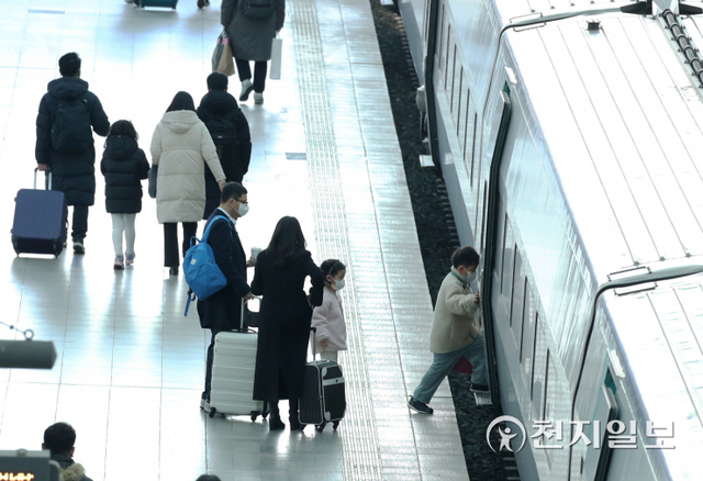 [천지일보=박준성 기자] 설 명절을 하루 앞둔 31일 서울 중구 서울역에서 귀성객들이 고향으로 가기 위해 열차에 오르고 있다. ⓒ천지일보 2022.1.31