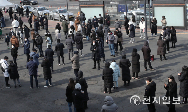 [천지일보=박준성 기자] 코로나19 오미크론 확산으로 사흘째 국내 신규 확진자 수가 1만 7천명대를 유지한 31일 오후 서울 서초구 강남고속터미널역에 설치된 임시선별검사소에서 피검자들이 줄을 서 있다. 이날 질병관리청 중앙방역대책본부(방대본)는 1월 4주차(23~29일)의 국내 오미크론 변이 검출률이 80%로 나타났다고 밝혔다. ⓒ천지일보 2022.1.31
