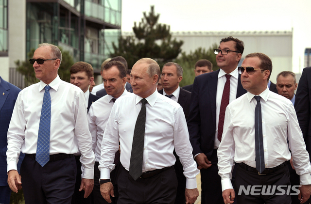 2019년 8월 16일 블라디미르 푸틴 러시아 대통령(가운데)과 드미트리 메드베데프 러시아 국가안보회의 부의장(오른쪽), 니콜라이 파트루셰프 러시아 국가안보회의(NSC) 서기(왼쪽)가 러시아 아나파 발리그라드 비치 스포츠센터를 방문했다. (출처: 뉴시스)
