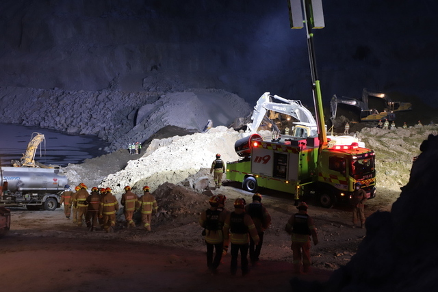 [양주=뉴시스] 중대재해처벌법 시행 이틀째인 29일 경기 양주시 은현면 도하리 삼표산업 양주사업소 석재채취장에서 발생한 토사 붕괴사고 현장에서 소방 구조대원 등이 실종자를 찾기 위해 야간 수색을 하고 있다. 이날 오전 10시 8분께 골재채취 작업 중 토사가 무너져내리며 작업자 3명이 매몰됐고 그 중 두명을 구조했으나 사망했다. (사진=경기북부소방재난본부 제공)2022.01.29