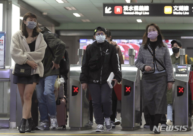 대만 수도 타이베이에서 20일 코로나19 예방을 위해 마스크를 착용한 시민들이 지하철을 빠져나오고 있다. (출처: 뉴시스)