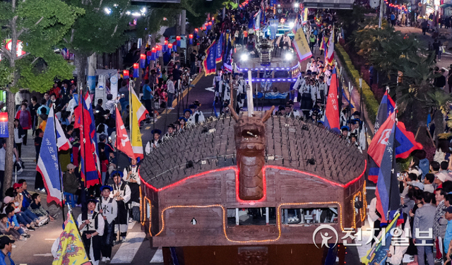여수시 대표 축제인 ‘여수거북선축제’ 행렬. (제공: 여수시청) ⓒ천지일보 2022.1.31