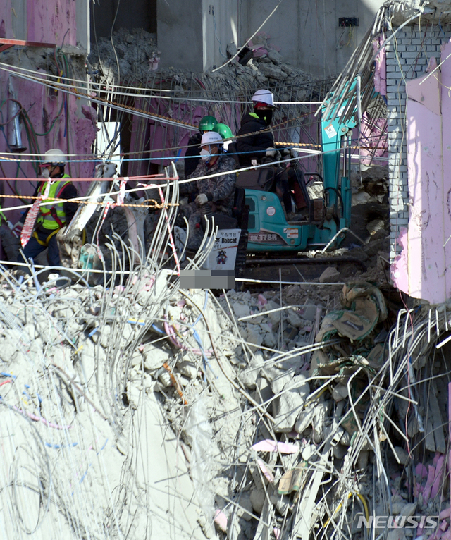 [광주=뉴시스] 광주 서구 화정동 현대산업개발 신축 아파트 붕괴 사고 21일째인 31일 오후 소방대원과 작업자들이 굴삭기 등을 이용해 실종자 수색작업을 하고 있다. 2022.01.31.