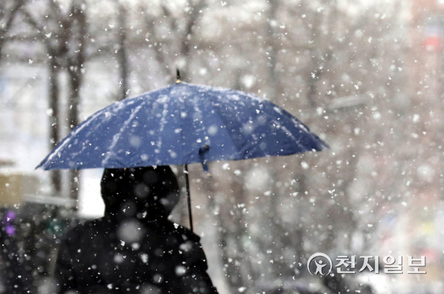 [천지일보=남승우 기자] 대설주의보가 발효된 19일 오전 서울 서대문구 신촌 거리에 눈이 내리고 있다. ⓒ천지일보 2022.1.19