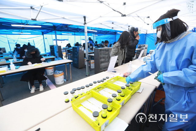 [천지일보=남승우 기자] 설 연휴 첫날인 29일 오전 서울 강남구 보건소 코로나19 선별진료소에 마련된 신속항원검사소에서 의료진이 자가진단키트를 정리하고 있다. ⓒ천지일보 2022.1.29