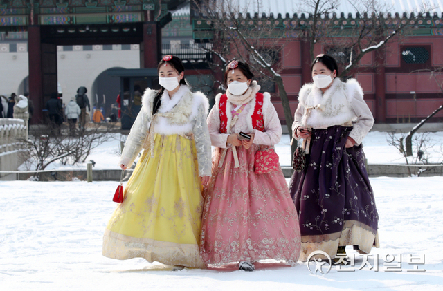 [천지일보=박준성 기자] 설날인 1일 오후 서울 종로구 경복궁에서 시민들과 외국 관광객들이 고궁을 살펴보며 설 연휴를 즐기고 있다. ⓒ천지일보 2022.2.1