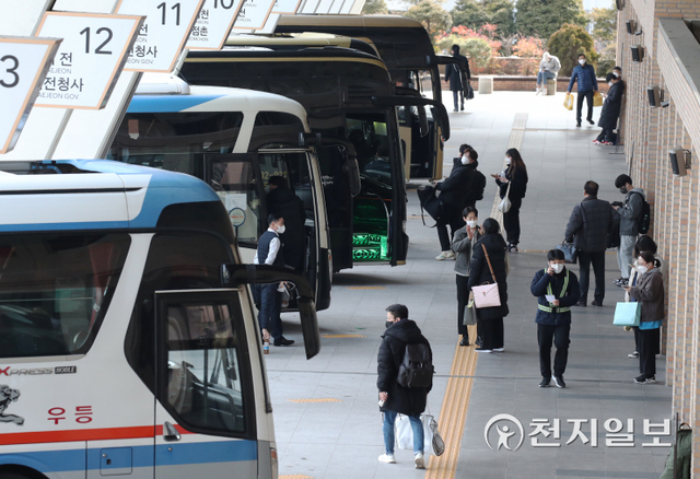 [천지일보=박준성 기자] 설 명절을 하루 앞둔 31일 서울 서초구 서울고속버스터미널에서 귀성길 시민들이 버스에 오르고 있다. ⓒ천지일보 2022.1.31