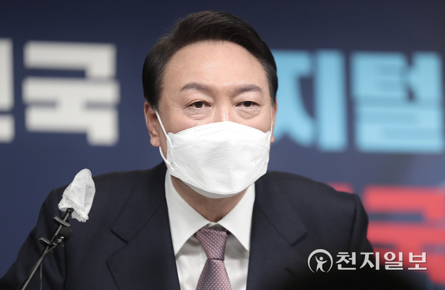 [천지일보=박준성 기자] 국민의힘 윤석열 대선 후보가 28일 서울 여의도 중앙당사에서 ‘디지털 지구(Digital Earth) 시대’ 대한민국 디지털 경제 비전발표를 마친 뒤 취재진의 질문에 답하고 있다. ⓒ천지일보 2022.1.28