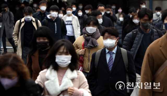 [천지일보=남승우 기자] 서울역에서 두꺼운 옷을 입은 시민들이 지하철역에서 나와 출근길 발걸음을 재촉하고 있다. ⓒ천지일보DB