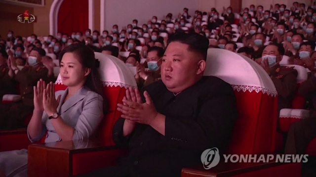 김정은 북한 국무위원장은 부인 리설주 여사와 함께 지난 5일 군인가족 예술소조 공연을 관람했다고 조선중앙TV가 6일 보도했다. 김 위원장과 리 여사가 공연을 보며 손뼉을 치고 있다. (출처: 연합뉴스)