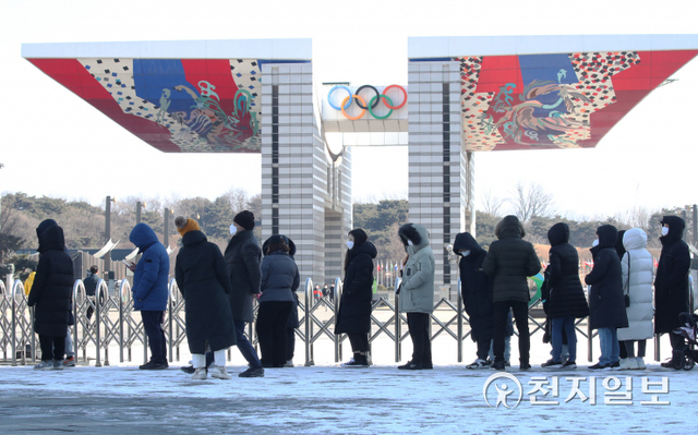 [천지일보=박준성 기자] 코로나19 오미크론 변이가 급속히 확산하며 역대 최다인 2만명이 넘는 신규 확진자를 기록한 2일 서울 송파구 올림픽공원에 마련된 임시선별검사소에서 시민들이 줄을 서서 검사 순서를 기다리고 있다. 중앙방역대책본부는 설 연휴 닷새째이자 마지막 날인 이날 0시 기준으로 확진자가 2만 270명 늘어 누적 88만 4310명이라고 밝혔다. ⓒ천지일보 2022.2.2