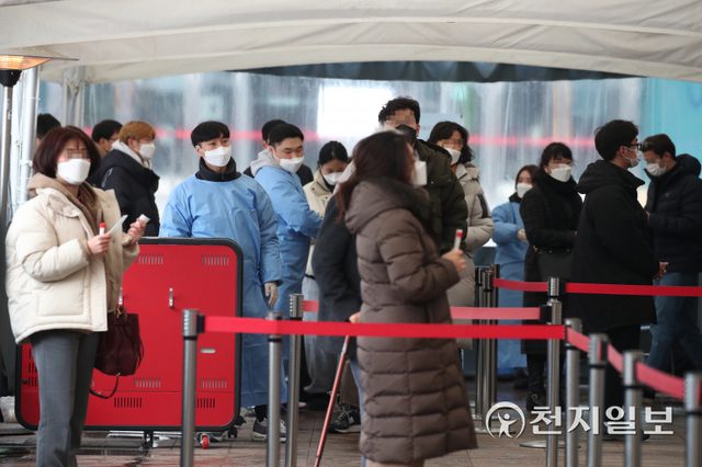 [천지일보=박준성 기자] 설 연휴 기간에 코로나19 오미크론 변이가 급속히 확산세를 보이며 신규 확진자 수가 역대 최다인 1만 8천명대를 기록한 1일 설날 서울 중구 서울시청 광장에 마련된 임시선별검사소에서 시민들이 검사를 받고 있다. 중앙방역대책본부는 이날 0시 기준으로 확진자가 1만 8343명 늘어 누적 86만 4042명이라고 밝혔다. ⓒ천지일보 2022.2.1