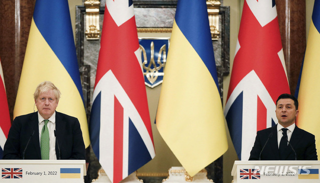 [키예프=AP/뉴시스] 보리스 존슨 영국 총리(왼쪽)와 볼로디미르 젤렌스키 우크라이나 대통령이 1일(현지시간) 우크라 수도 키예프에서 우크라 긴장 사태와 관련해 정상회담을 한 뒤 공동 기자회견을 하고 있다.