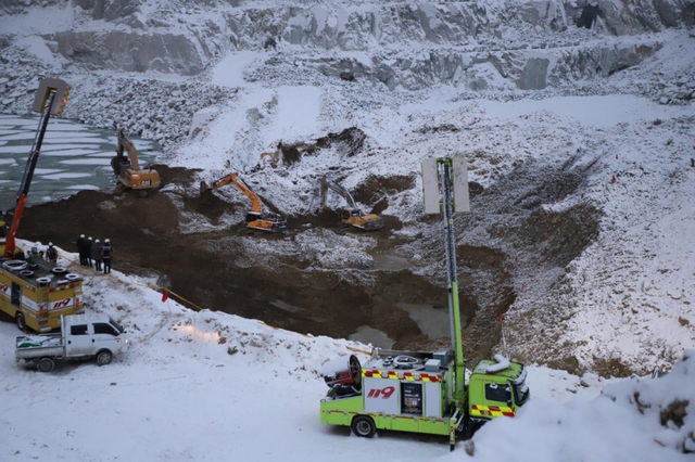 1일 폭설이 내린 상황에서 소방당국과 경찰이 경기 양주시 은현면 삼표산업 채석장 붕괴·매몰사고 현장에서 실종자 수색작업이 진행되고 있다. 2022.2.1