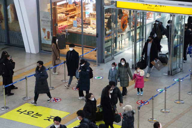 [천지일보=이우혁 기자] 설 연휴 마지막 날인 2일 서울역이 귀경객들로 붐비고 있다. ⓒ천지일보 2022.2.2
