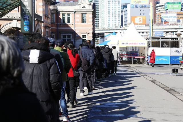 [천지일보=이우혁 기자] 설 연휴 마지막 날인 2일 고향을 다녀온 귀경객들. 시민들은 다음날 출근을 위해 서울역에 도착하자마자 임시선별진료소를 찾기도 했다. 이날 0시 기준 코로나19 확진자 수는 2만여명이다. ⓒ천지일보 2022.2.2