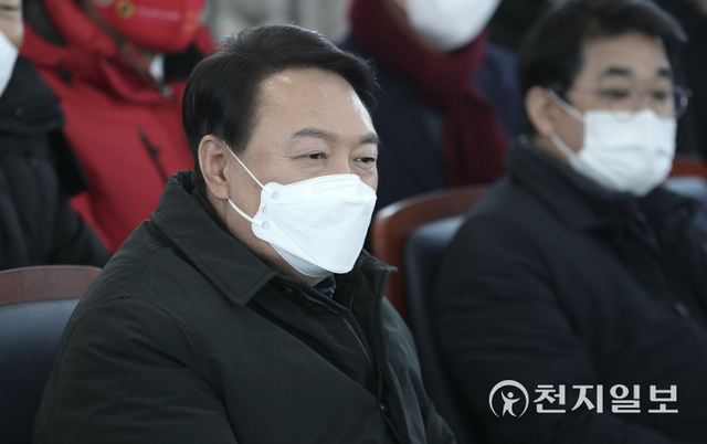 [천지일보=박준성 기자] 국민의힘 윤석열 대선 후보가 1일 인천 강화군 양서면 강화평화전망대를 방문해 설명을 듣고 있다. (제공: 국민의힘 선대위) ⓒ천지일보 2022.2.1