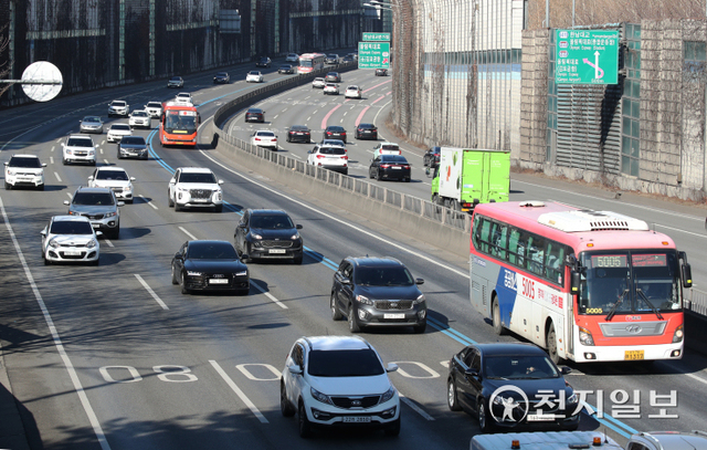 [천지일보=박준성 기자] 설 연휴 마지막날인 2일 오후 서울 서초구 잠원IC에서 바라본 경부고속도로 상행선(오른쪽)과 하행선(왼쪽) 차도에 차량이 원활한 소통을 보이고 있다. ⓒ천지일보 2022.2.2