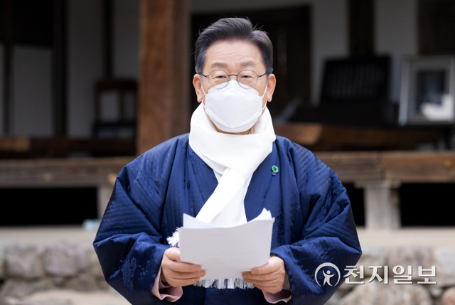 [천지일보=박준성 기자] 더불어민주당 이재명 대선 후보가 설 명절인 1일 고향인 경북 안동을 찾아 ‘경북 7대 공약’을 발표하고 있다. (제공: 민주당 선대위) ⓒ천지일보 2022.2.1