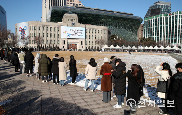 [천지일보=박준성 기자] 코로나19 오미크론 변이가 급속히 확산하며 역대 최다인 2만명이 넘는 신규 확진자를 기록한 2일 서울 중구 서울시청 광장에 마련된 임시선별검사소에서 시민들이 줄을 서서 검사 순서를 기다리고 있다. 중앙방역대책본부는 설 연휴 닷새째이자 마지막 날인 이날 0시 기준으로 확진자가 2만 270명 늘어 누적 88만 4310명이라고 밝혔다. ⓒ천지일보 2022.2.2