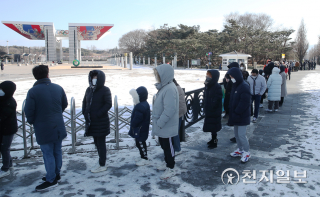 [천지일보=박준성 기자] 코로나19 오미크론 변이가 급속히 확산하며 역대 최다인 2만명이 넘는 신규 확진자를 기록한 2일 서울 송파구 올림픽공원에 마련된 임시선별검사소에서 시민들이 줄을 서서 검사 순서를 기다리고 있다. 중앙방역대책본부는 설 연휴 닷새째이자 마지막 날인 이날 0시 기준으로 확진자가 2만 270명 늘어 누적 88만 4310명이라고 밝혔다. ⓒ천지일보 2022.2.2