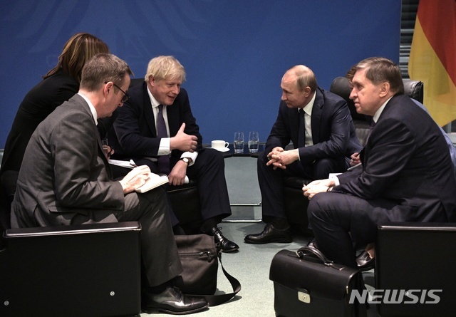 [베를린=AP/뉴시스] 19일(현지시간) 보리스 존슨(왼쪽에서 세 번째) 영국 총리, 블라디미르 푸틴(오른쪽에서 두 번째)러시아 대통령이 독일 베를린에서 만나 대화를 나누고 있다. 이들을 비롯한 세계정상들은 베를린에서 열린 회담에서 더이상 리비아에 무기를 수출하지 않기로 합의하는 등 완전한 휴전을 위한 노력을 약속했다. 2020.1.20