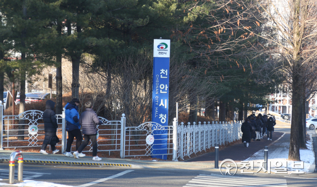 [천지일보 천안=박주환 기자] 충남 천안시에 이틀 연속 300명대 신종 코로나바이러스 감염증(코로나19) 확진자가 발생하며 누적 확진자가 1만 291명으로 증가한 가운데 3일 오전 코로나 검사를 받기위한 시민들의 줄이 시청앞까지 이어지고 있다. ⓒ천지일보 2022.2.3