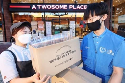 직원들이 ‘일회용 플라스틱 컵 수거 캠페인’을 전개하고 있다. (제공: 투썸플레이스)