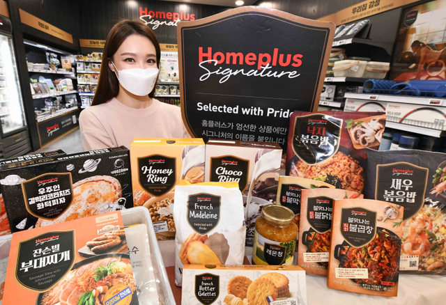 모델이 3일 서울 등촌동 홈플러스 강서점에서 프리미엄 PB ‘홈플러스 시그니처’ 상품을 소개하고 있다. (제공: 홈플러스)