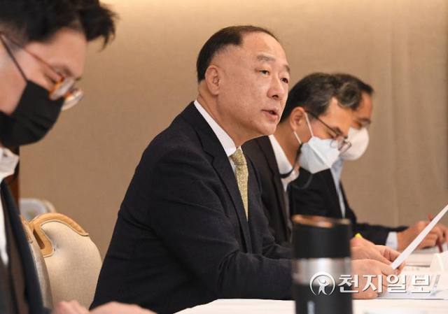 홍남기 경제부총리 겸 기획재정부 장관이 3일 정부서울청사에서 열린 제38차 부동산시장 점검 관계장관회의를 주재하며 발언하고 있다. (제공: 기획재정부) ⓒ천지일보 2022.2.3