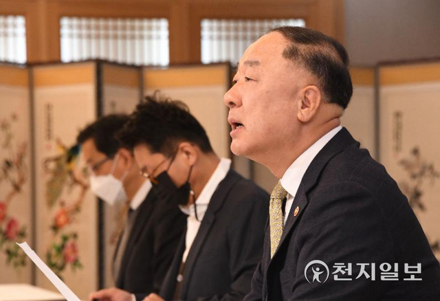 홍남기 경제부총리 겸 기획재정부 장관이 3일 정부서울청사에서 열린 제38차 부동산시장 점검 관계장관회의를 주재하며 발언하고 있다. (제공: 기획재정부) ⓒ천지일보 2022.2.3