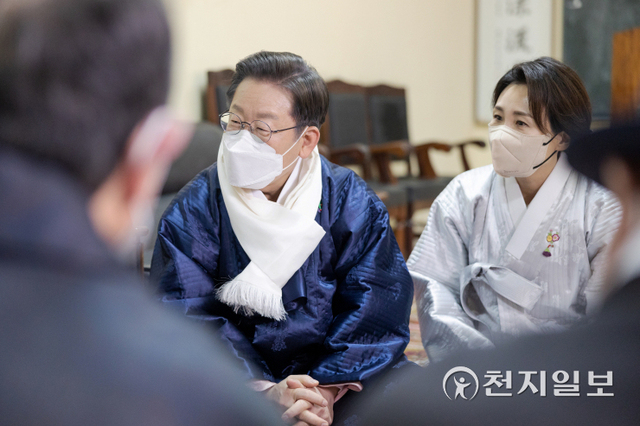 [천지일보=박준성 기자] 더불어민주당 이재명 대선 후보가 1일 부인 김혜경 씨와 함께 경북 안동시 경주이씨 종친회를 방문해 어르신들께 인사하고 있다. (제공: 민주당 선대위) ⓒ천지일보 2022.2.1