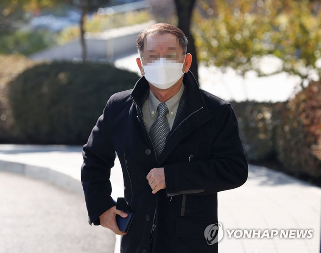 (서울=연합뉴스) 성남 대장동 개발 로비·특혜 의혹 사건과 관련해 검찰 조사를 받고 있는 황무성 성남도시개발공사 초대 사장이 24일 오후 참고인 신분으로 소환돼 서울 서초구 서울중앙지검에 들어서고 있다. 2021.10.24