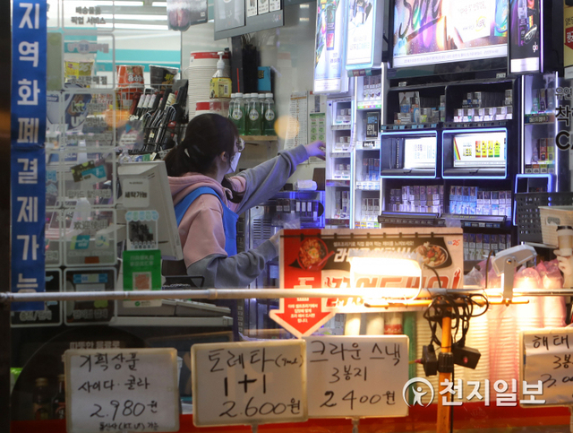 [천지일보=남승우 기자] 서울시의 사회적 거리두기 비상조치가 시행되는 5일 밤 서울 시내의 한 편의점에서 아르바이트생이 매대를 정리하고 있다. ⓒ천지일보 2020.12.6