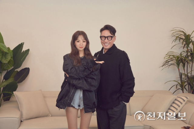 미스틱스토리의 대표 프로듀서인 윤종신과 래아가 기념촬영을 하고 있다. (제공: LG전자) ⓒ천지일보 2022.2.4