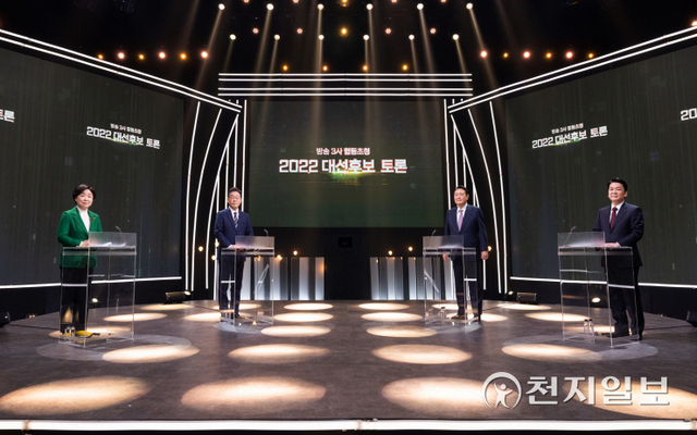 [천지일보=박준성 기자] 3일 오후 서울 여의도 KBS 공개홀에서 열린 방송 3사 합동 초청 ‘2022 대선후보 토론’에 앞서 후보들이 리허설하고 있다. 왼쪽부터 정의당 심상정 후보, 더불어민주당 이재명 후보, 국민의힘 윤석열 후보, 국민의당 안철수 후보. (제공: 민주당 선대위) ⓒ천지일보 2022.2.3