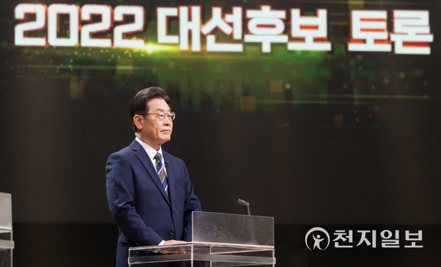 [천지일보=박준성 기자] 3일 오후 서울 여의도 KBS 공개홀에서 열린 방송 3사 합동 초청 ‘2022 대선후보 토론’에 앞서 더불어민주당 이재명 후보가 리허설하고 있다. (제공: 민주당 선대위) ⓒ천지일보 2022.2.3