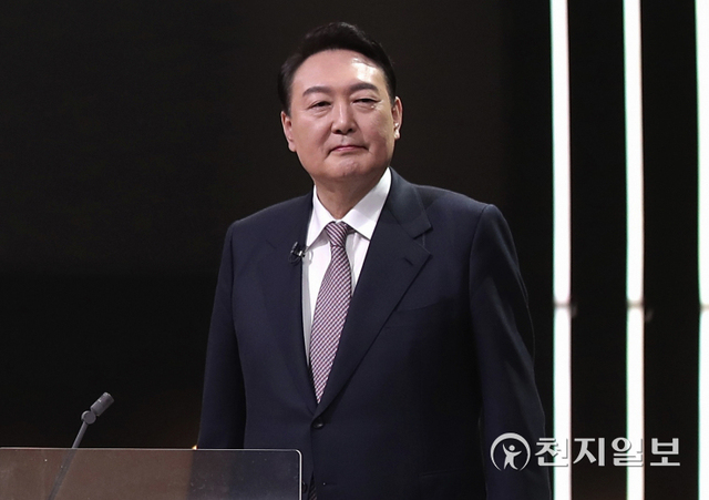 [천지일보=박준성 기자] 3일 오후 서울 여의도 KBS 공개홀에서 열린 방송 3사 합동 초청 ‘2022 대선후보 토론’에 앞서 국민의힘 윤석열 후보가 리허설하고 있다. (제공: 국민의힘 선대위) ⓒ천지일보 2022.2.3