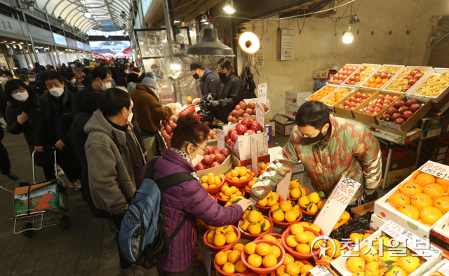 [천지일보=남승우 기자] 설 명절을 일주일여 앞둔 23일 오후 서울 동대문구 청량리종합시장을 찾은 시민들이 장을 보고 있다.소상공인시장진흥공단에 따르면 올해 설 차례상 비용(4인 기준)은 평균 전 전통시장(26만 2,645원)이 대형마트(34만 1,859원)에 비해 7만 9,214원 가량 저렴한 것으로 나타났다.  ⓒ천지일보 2022.1.23