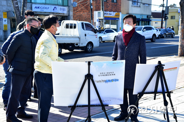 조규일 진주시장이 3일 강남로 보행로 및 가로시설물 정비공사 현장을 방문해 현장상황을 점검하고 있다. (제공: 진주시) ⓒ천지일보 2022.2.4