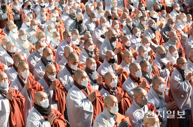 [천지일보=남승우 기자] 스님들이 21일 오후 서울 종로구 조계사에서 열린 ‘종교편향·불교왜곡 근절과 한국불교 자주권 수호를 위한 전국승려대회’에서 합장을 하고 있다. ⓒ천지일보 2022.1.21